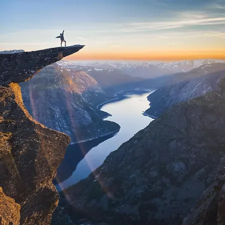 Trolltunga - Mountain & Waterfall View أودا